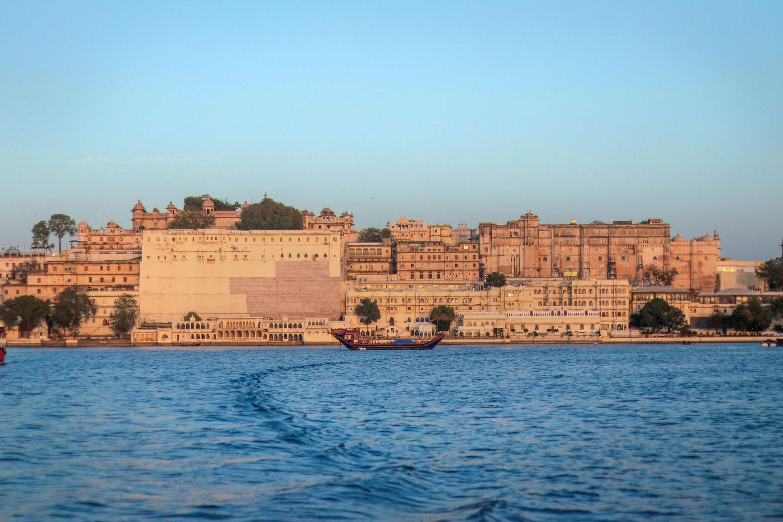 City Palace and Lake Pichola in Udaipur at sunset