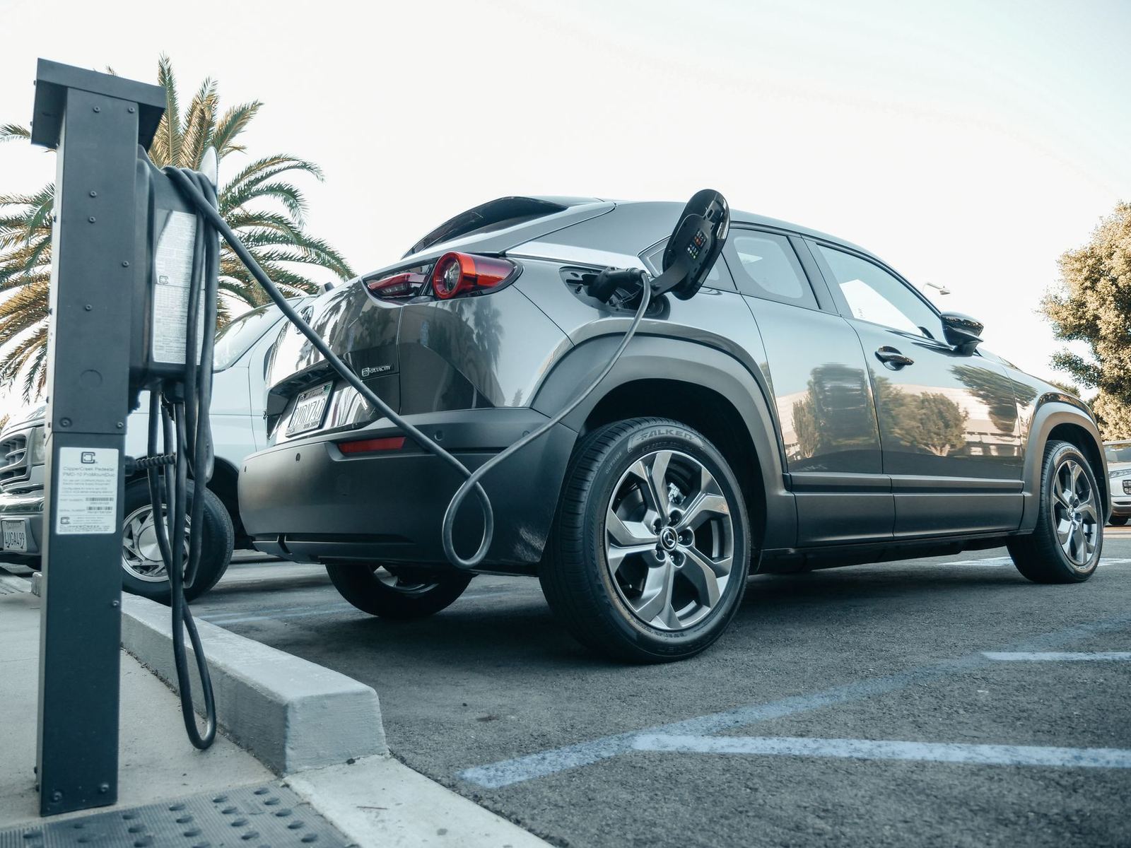 Electric vehicle: BYD e6 and eMAX 7, Tata Nexon EV, MG ZS EV, Kia EV6, Mercedes-Benz EQS, BMW i7